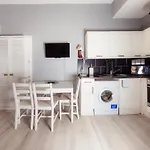 Warm & Welcoming Apartment City Center - Meadows 9!