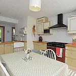 Charming 3 Bed Cottage For Share , Private Room Bookings , Free Parking , Strong Internet