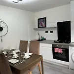 Cozy 2 Bedrooms With Private Parking Space And Garden