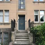 Spacious And Modern 2 Bedroom Flat Near The City Centre