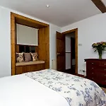 Greenside Apartment