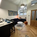 Cosy City Apartment, Free Street Parking