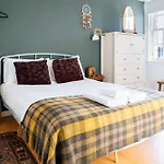 Charming 3 Bedroom Apartment In The Heart Of Vibrant Old Town