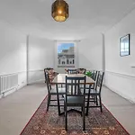 Super Spacious 4 Bed, Sleeps 6