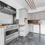 Super Spacious 4 Bed, Sleeps 6