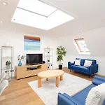Joivy Chic 2-Br Flats Near Edinburgh Castle