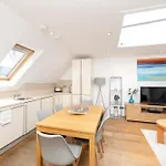 Joivy Chic 2-Br Flats Near Edinburgh Castle