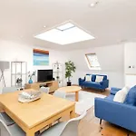 Joivy Chic 2-Br Flats Near Edinburgh Castle