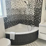 Cheerful 2 Bedroom Flat With Free Parking
