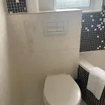 Cheerful 2 Bedroom Flat With Free Parking