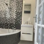 Cheerful 2 Bedroom Flat With Free Parking