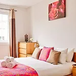 Joivy Bright Royal Mile Apartment