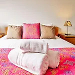 Joivy Bright Royal Mile Apartment