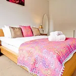 Joivy Bright Royal Mile Apartment