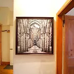 Joivy Classic Apt With Castle Views In Old Town
