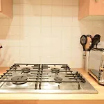Joivy Classic Apt With Castle Views In Old Town