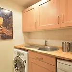 Joivy Classic Apt With Castle Views In Old Town