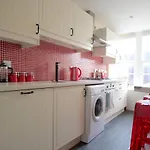 Altido Perfect Location - Stylish 2Bd Rose St Apartment