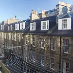 Altido Perfect Location - Stylish 2Bd Rose St Apartment