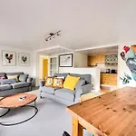 Altido Ultra Stylish Calton Road Apt W/ Parking