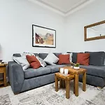 Beautiful, Traditional 2 Bedroom Main Door Flat