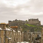 2 Bedroom Central Apartment With Stunning Castle View