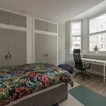 Haymarket Spacious 3 Bedroom Street Level