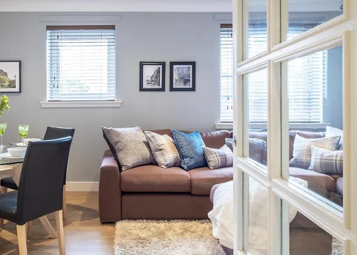 The Rock View Apartment Edinburgh Old Town 2-Bedroom Terrace Lift Parking