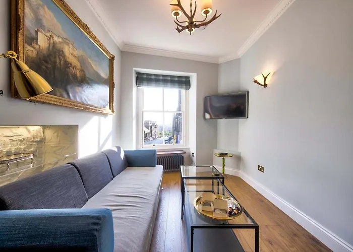 Upper Bow - Luxurious, Modern 1Br Apartment Near Castle