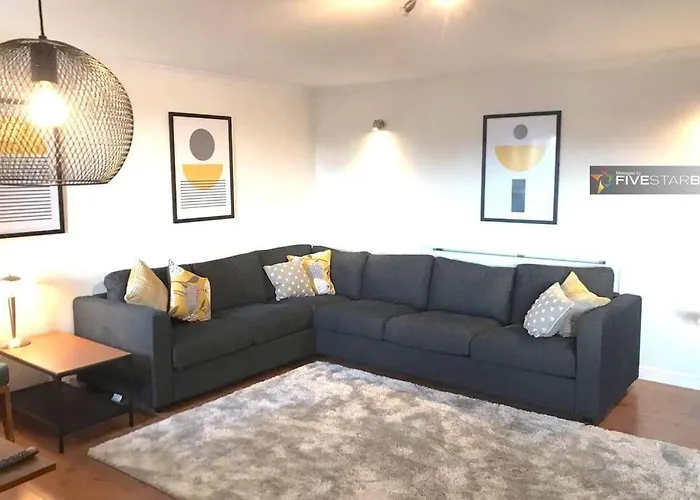Waterfront Living In Leith With Free Parking!