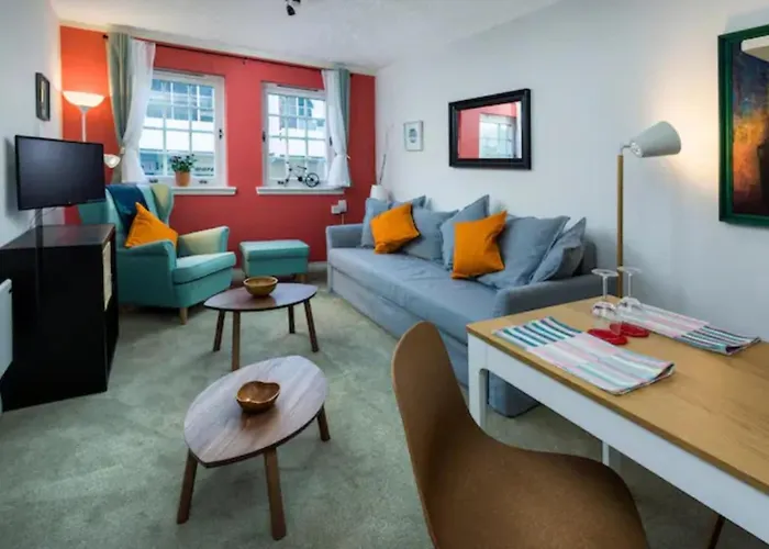 Central Flat Near Holyrood Park
