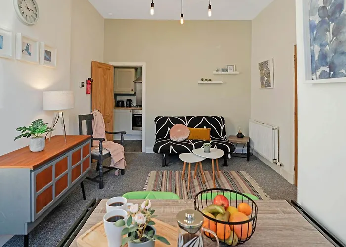 Logie Green, Central Main Door Flat