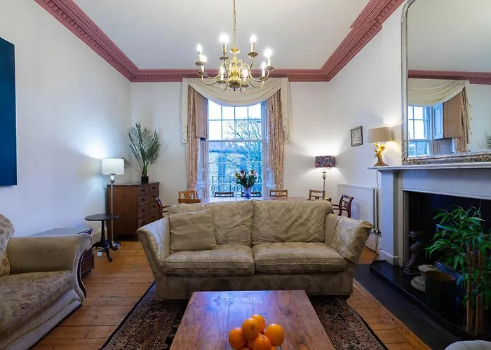 Central Edinburgh 5-Bedroom Flat