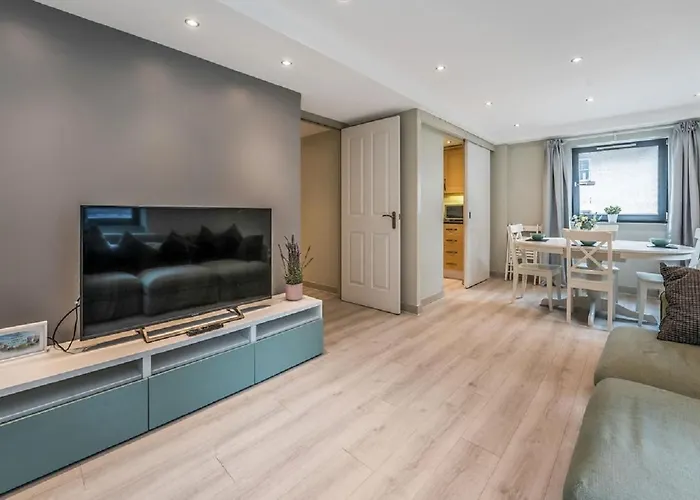 Heart Of Edinburgh\'S Old Town - Modern 2 Bedroom Apartment & Lift - Old Fishmarket Close.