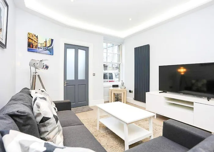 Ultra Modern, Stylish Apartment Next To Princes St