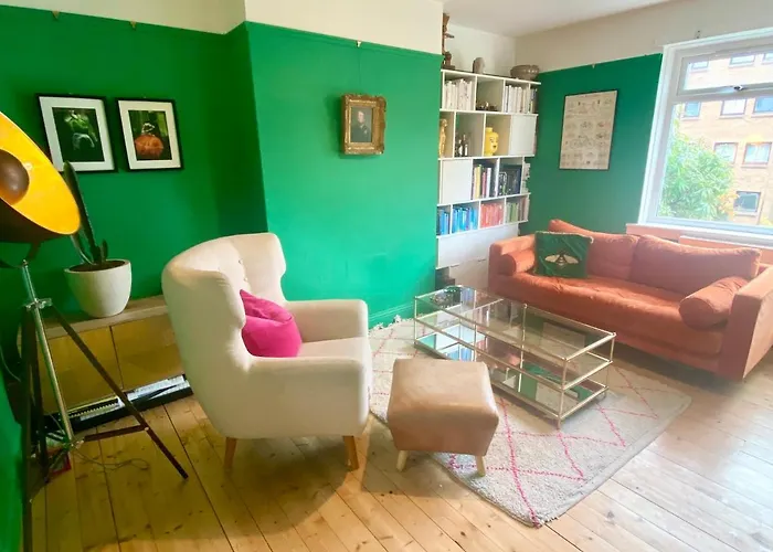 Sunny, Stylish 2-Bed Home In Morningside Edinburgh