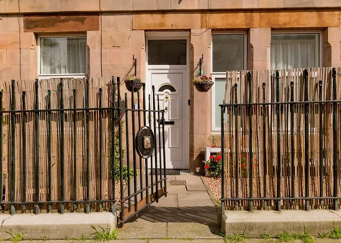 Stylish Central Flat In Edinburgh With Private Garden