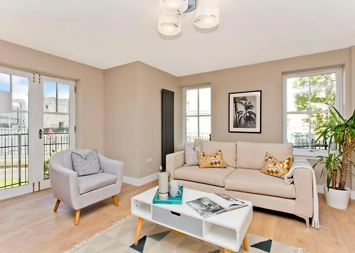 Modern City Centre 2 Bedroom 2 Bathroom Apartments, Main Door Ground With Private Parking