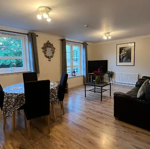 Edinburgh City Centre - Powderhall Modern Spacious 2 Bedroom Apartment With Free Parking