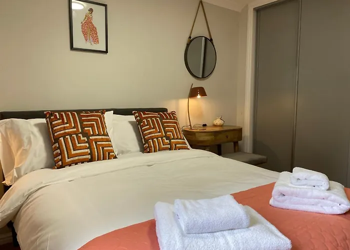 Private Main Door Lovely 2 Bedroom Apartment
