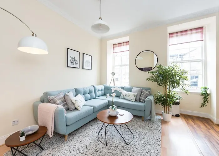 Bright And Modern 2 Bed Apartment