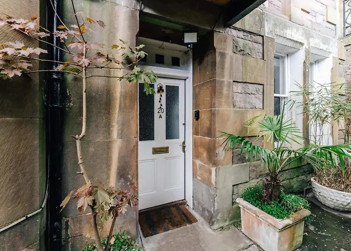 Special Basement Apartment Close To The Meadows