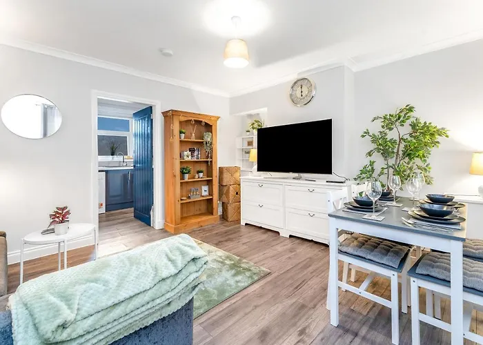 Modern & Spacious 2 Bedroom House - Free Parking - Front & Back Garden - Private Main Door Entrance
