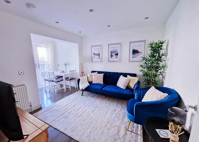 Spacious & Modern 3 Bedroom House - Free Parking - Front & Back Garden - Private Main Door Entrance