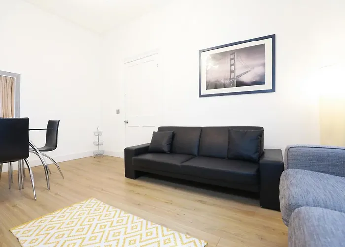 Stunning Modern 3 Bedroom Apartment