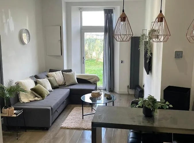 Stylish & Comfortable Ground Floor House - Main Door Private Entrance - Free Parking & Garden