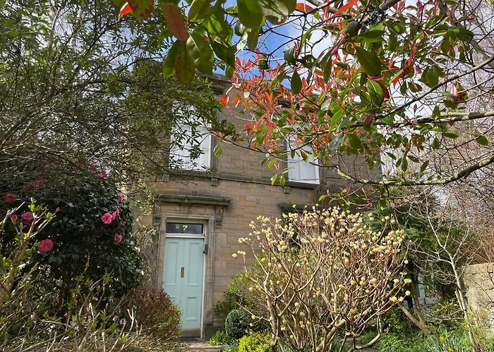 Large 3 Double Bedroom Period House With Parking