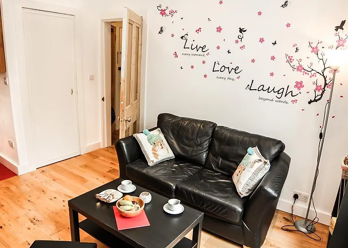 Chic & Bright Flat Near Holyrood Park