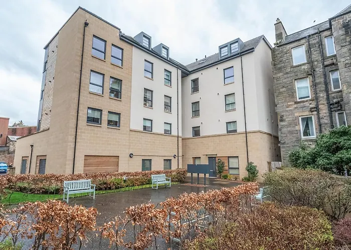 Cosy Modern Flat Pass The Keys