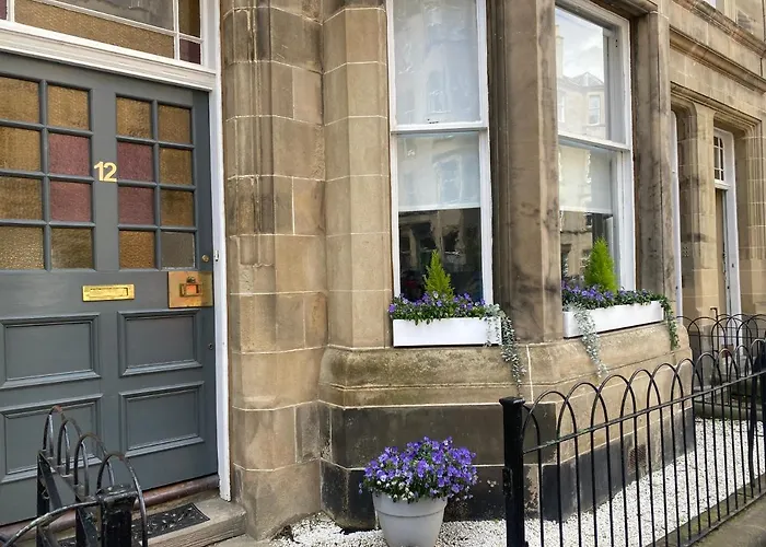 Lovely Main Door 2 Bed Apartment